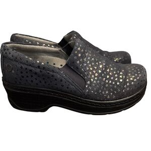 Klogs Women’s Size 7 Naples Dainty Hearts leather clogs.